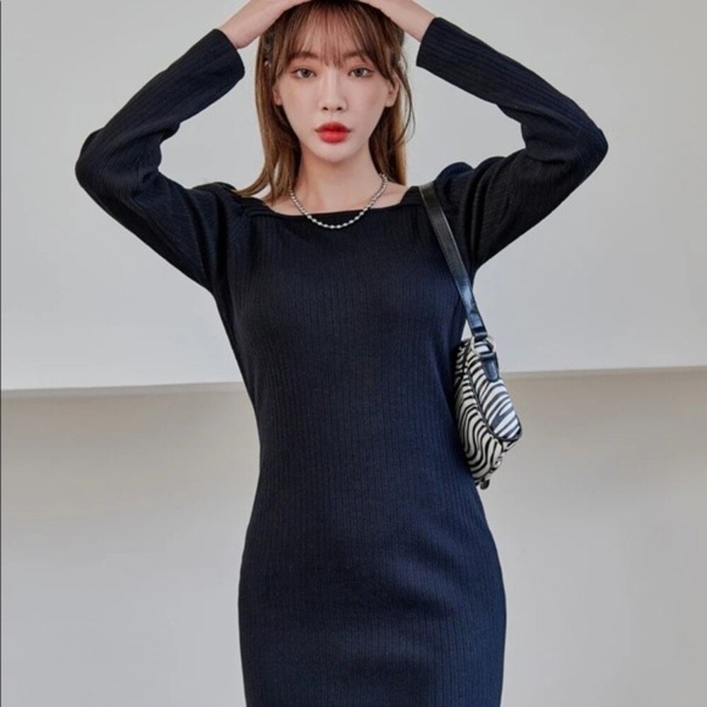 Solid Black Minimalistic Puffed Sleeve Sweater Dr… - image 4